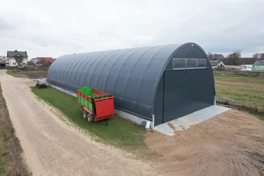 Hala namiotowa: Zgłoszenie czy pozwolenie? Uniknij błędów!